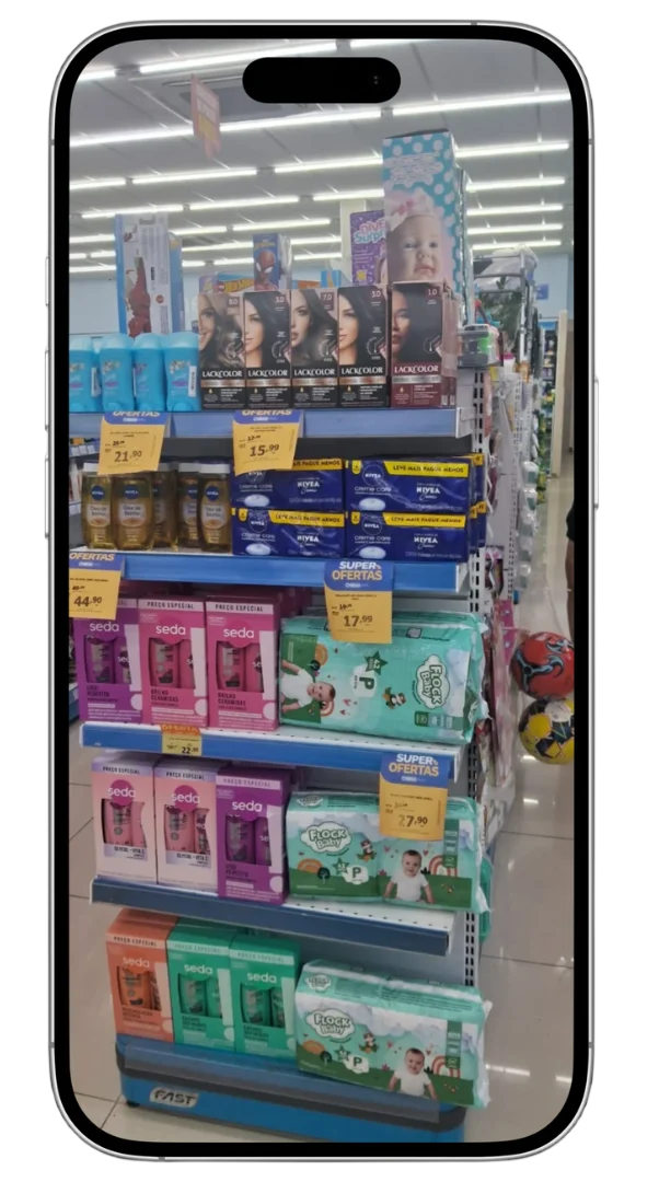 Foto de gôndola de supermercado tirada pelo celular na loja